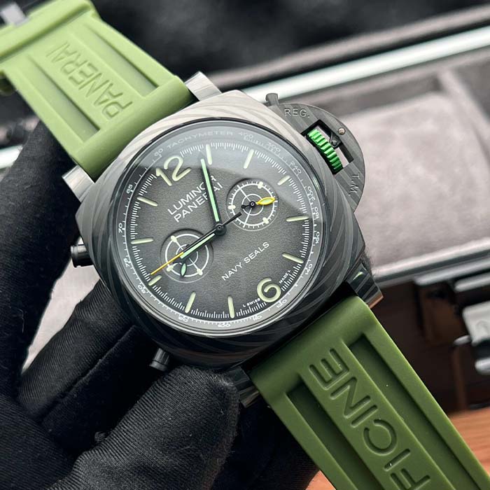 Reloj Panerai Luminor Navy Seals con correa verde militar, esfera negra y diseño robusto, ideal para hombres con estilo táctico.