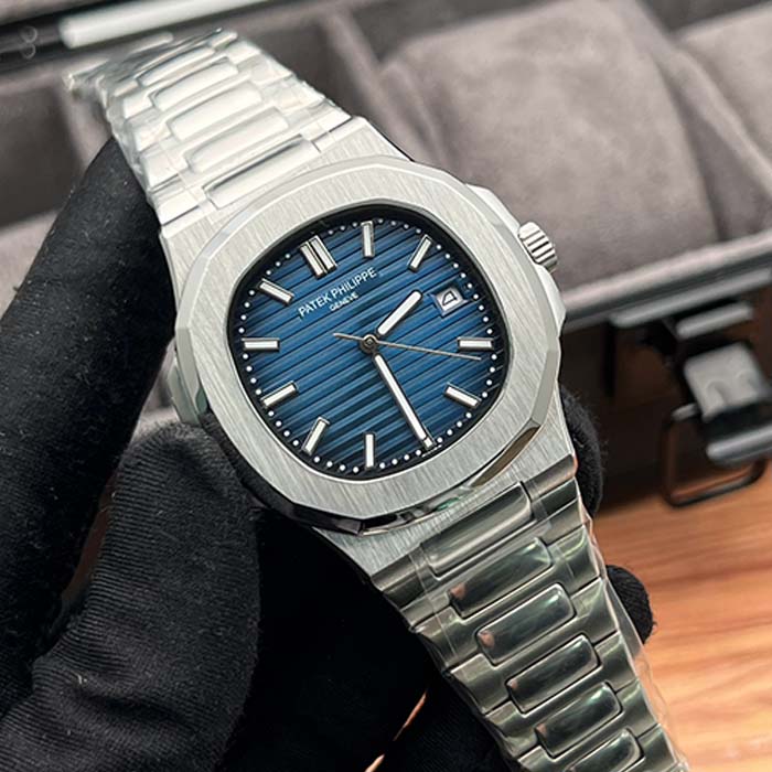 Reloj Patek Philippe Nautilus con carátula azul y pulsera de acero inoxidable, estilo elegante con función de fecha para hombres en Colombia.