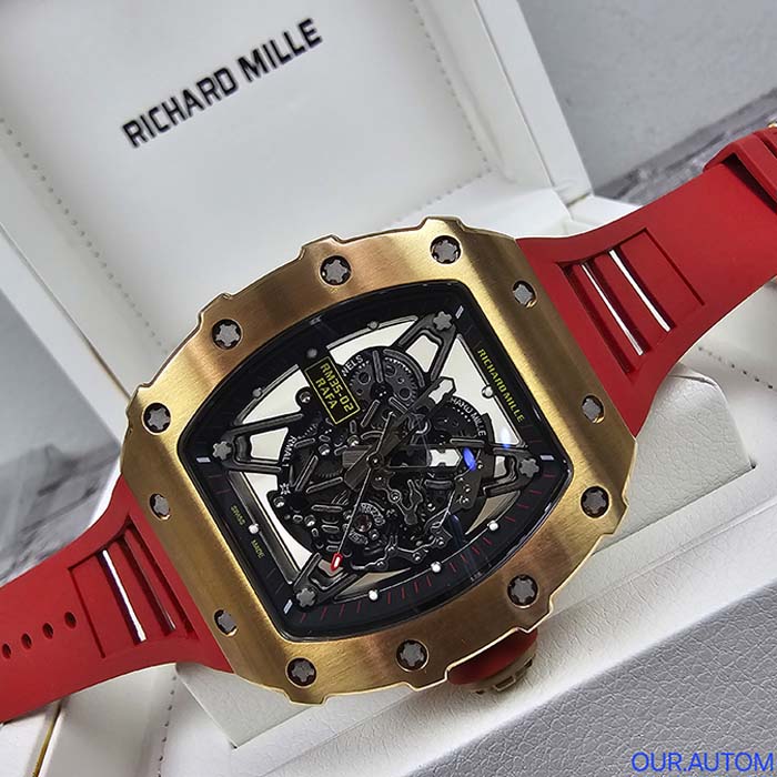 Reloj Richard Mille skeleton para hombre con caja oro rosa y correa roja, diseño de lujo con maquinaria visible ideal para destacar.