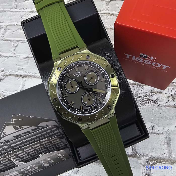 Reloj Tissot Verde Chrono con cronógrafo y correa de silicona verde oliva, ideal para un estilo urbano y casual con carácter.