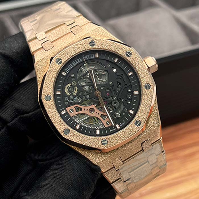 Reloj Audemars Piguet Royal Oak dorado con acabado martillado y diseño openwork que deja ver el mecanismo interno.