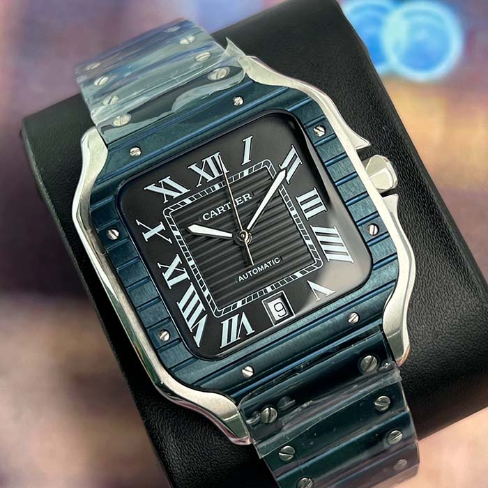 Reloj Cartier Santos Deep Blue automático con caja cuadrada, carátula negra y bisel azul, estilo elegante y moderno para hombre.