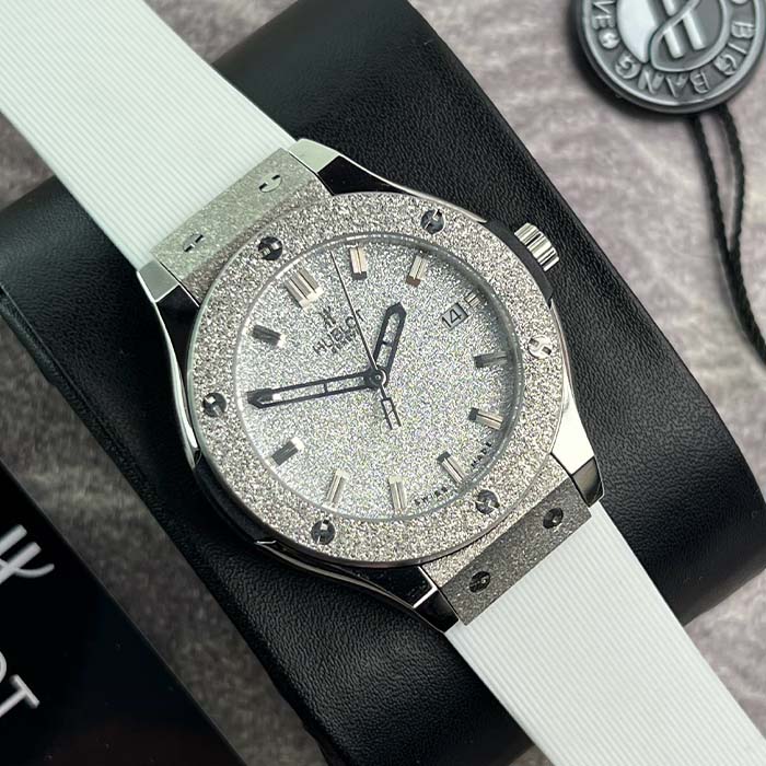 Reloj Hublot plateado con acabado brillante tipo escarcha y correa blanca de silicona, diseño moderno ideal para ocasiones especiales en Colombia.