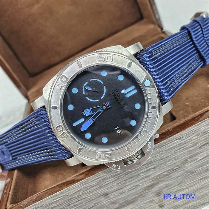 Reloj Panerai Submersible con correa azul marino, detalles luminosos y bisel robusto, perfecto para un look deportivo y moderno.