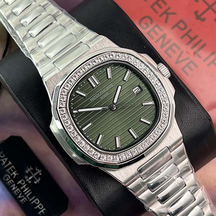 Reloj Patek Philippe Nautilus con carátula verde, bisel decorado con diamantes y pulsera de acero inoxidable, ideal para lucir con estilo en Colombia.