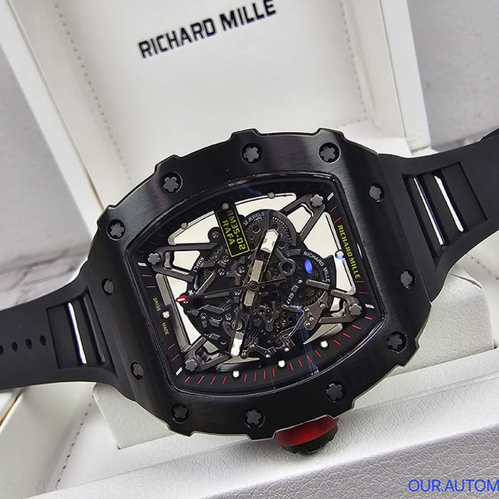 Reloj Richard Mille Skeleton Full Black para hombre con diseño completamente negro, maquinaria visible y estilo deportivo de lujo.