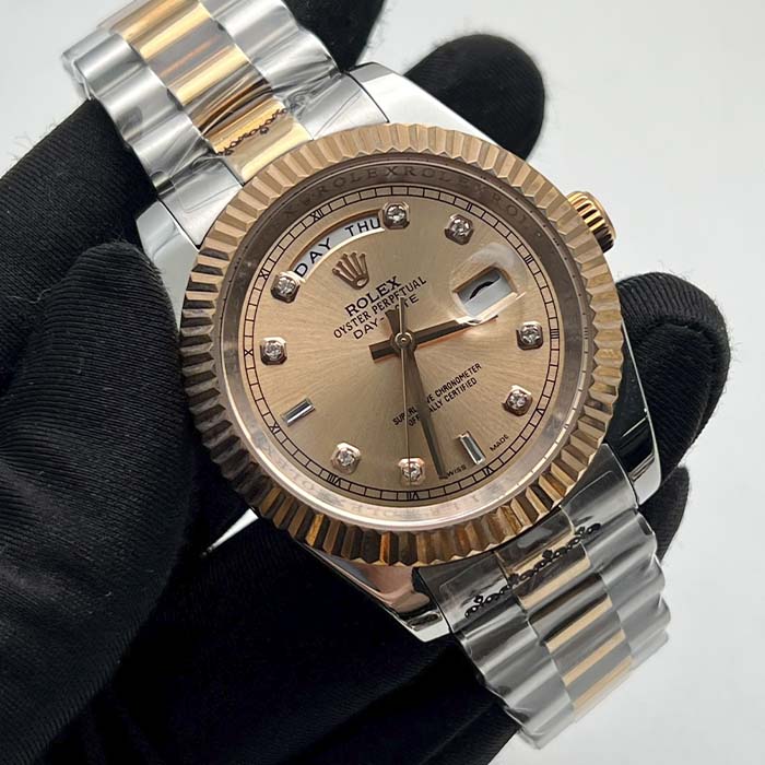 Reloj tipo Rolex Day-Date con esfera dorado champaña, marcadores brillantes y correa bicolor dorada para hombres elegantes en Colombia.