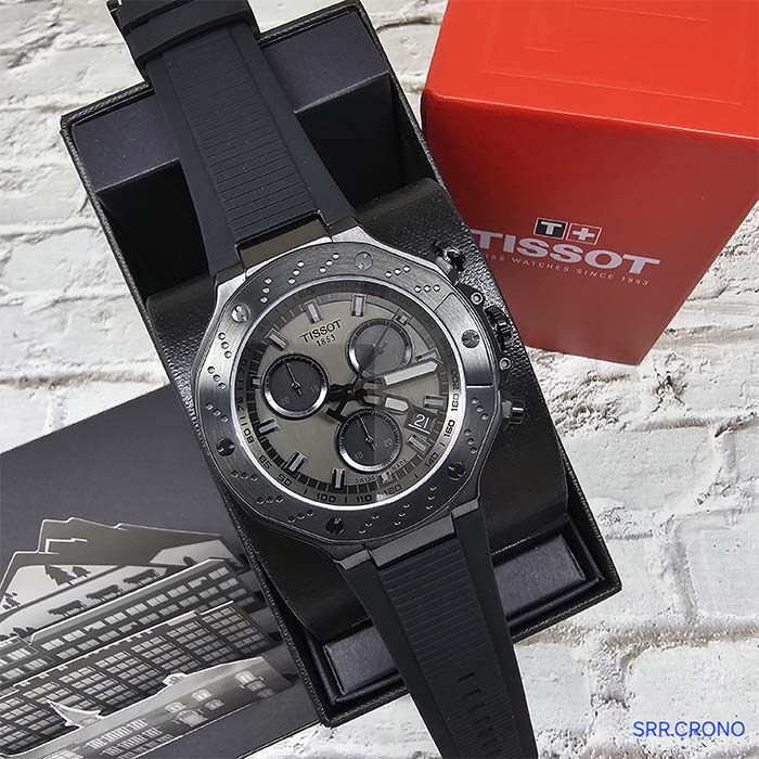 Reloj Tissot Silver Black Chrono con cronógrafo, caja plateada y correa negra deportiva, ideal para hombres que buscan estilo y funcionalidad.
