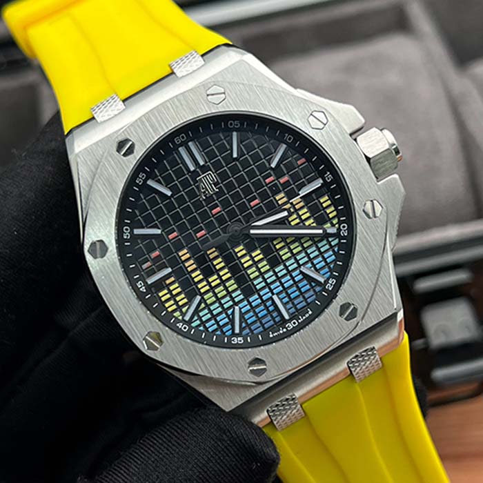 Reloj Audemars Piguet Royal Oak con correa amarilla y esfera negra estilo ecualizador de sonido, diseño moderno y juvenil.