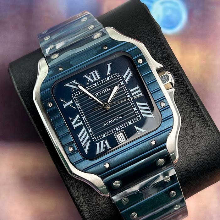 Reloj Cartier Santos Azul Royal automático con carátula azul, caja cuadrada de acero y numeración romana elegante.