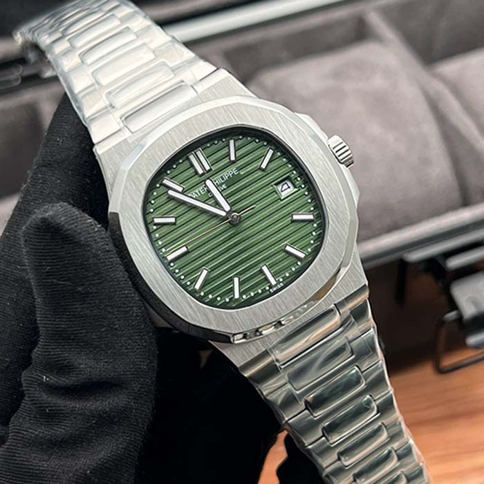 Reloj Patek Philippe Nautilus con carátula verde texturizada y pulsera metálica, estilo elegante ideal para uso diario o eventos especiales en Colombia.