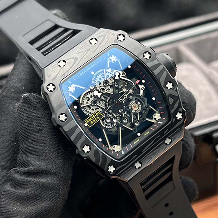 Reloj Richard Mille RM35-01 Rafa en carbono negro con correa deportiva y maquinaria visible, ideal para un look moderno y sofisticado.
