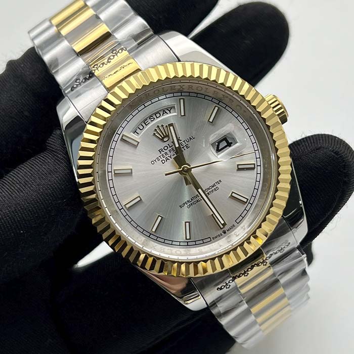 Reloj estilo Rolex Day-Date con esfera plateada y correa dorado-acero, ideal para hombres elegantes que buscan distinción en Colombia.