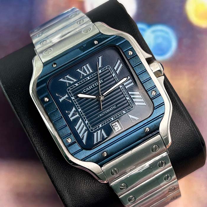 Reloj Cartier Santos azul navy automático para hombre con carátula elegante, números romanos y correa metálica.