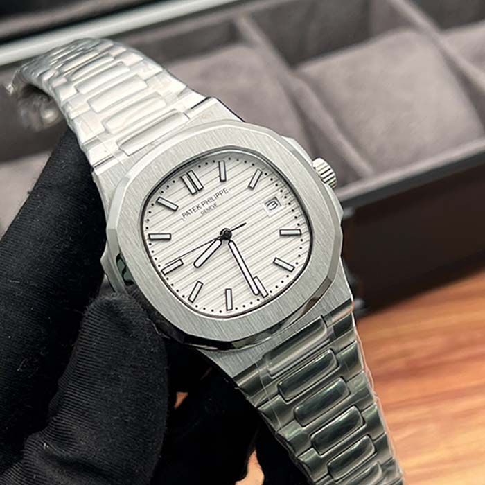 Reloj Patek Philippe Nautilus con carátula blanca tipo icy y brazalete metálico, ideal para quienes buscan elegancia y presencia en Colombia.