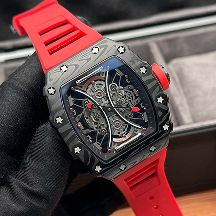 Reloj Richard Mille RM53-01 estilo carbono negro con correa roja y diseño esqueleto visible, ideal para looks deportivos y modernos en Colombia.