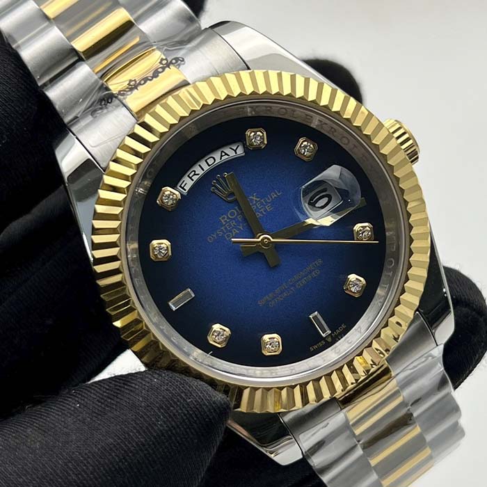 Reloj tipo Rolex Day-Date con esfera azul medianoche, marcadores brillantes y correa dorado-acero, ideal para hombres elegantes en Colombia.